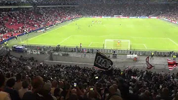 Torcida do Ajax canta 'Three little birds', de Bob Marley
