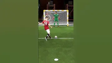 Stekelenburg does a brilliant jump to stop the shot #penalty #goalkeeper #ajax